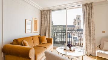 Appartement | Woonruimte | Een 43-inch smart-tv met satellietzenders en een kantoor