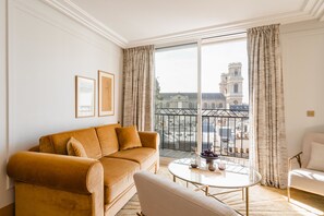 Apartment | Living area | 43-inch Smart TV with satellite channels, offices - Hôtel Madison (Paris)