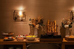 فطور أوروبي يوميًا بتكلفة قدرها (29 EUR للشخص)