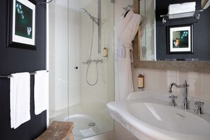 Single Room - Complimentary soft minibar,courtesy tray, Chromecast and digital press | Bathroom - Hôtel Le 123 Elysées - Astotel (Paris)