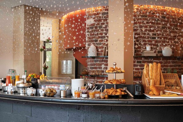 Tägliches Frühstücksbuffet (17 EUR pro Person)