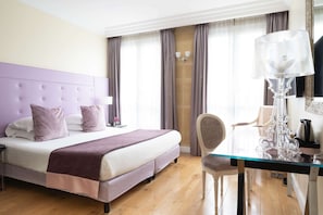 Superior Double room - Complimentary soft minibar, courtesy tray, Chromecast - Snacks, digital press | Free minibar, in-room safe, desk, blackout curtains - Hôtel Le 123 Elysées - Astotel (Paris)