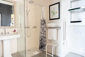 Superior-Zweibettzimmer | Badezimmer | Kostenlose Toilettenartikel, Haartrockner, Bademäntel, Hausschuhe