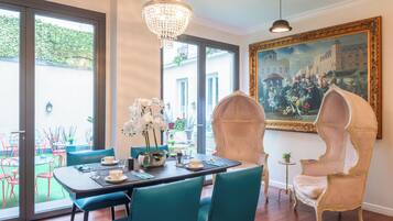 Petit déjeuner buffet (17 EUR par personne)