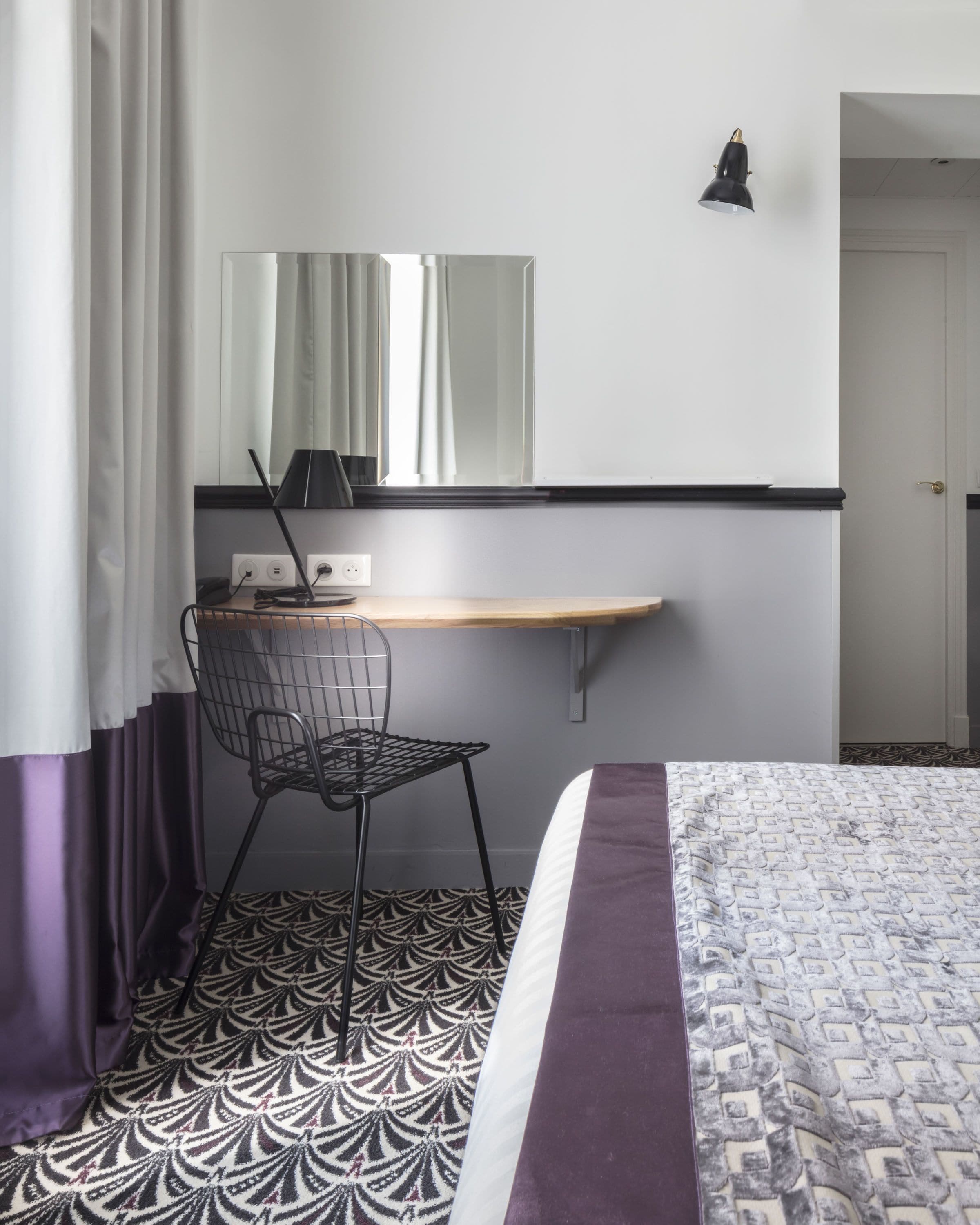 Ylelliset vuodevaatteet, minibaari, tallelokero huoneessa, työpöytä