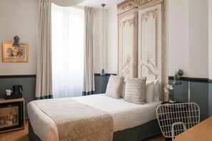Family room, 2 rooms - Complimentary soft minibar,courtesy tray, Chromecast  and digital press | Premium bedding, minibar, in-room safe, desk - Hôtel Malte - Astotel (Paris)