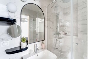 Kahden hengen standard-huone | Kylpyhuone | Ilmaiset hygieniatuotteet, hiustenkuivaaja, kylpytakit, tohvelit