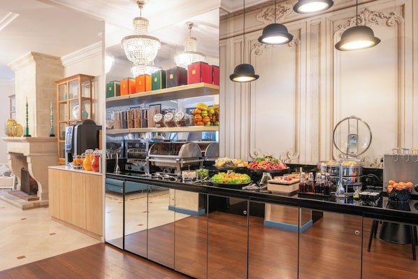 Morgenmadsbuffet hver dag (17 EUR pr. person)