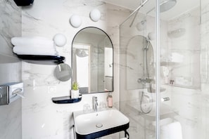 Kahden hengen standard-huone (kaksi sänkyä) | Kylpyhuone | Ilmaiset hygieniatuotteet, hiustenkuivaaja, kylpytakit, tohvelit