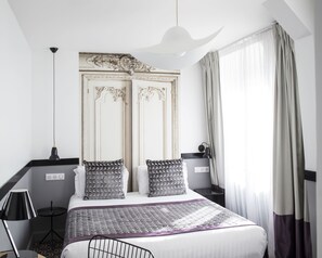 高级双人房 | 高档床上用品、迷你吧、客房内保险箱、办公桌