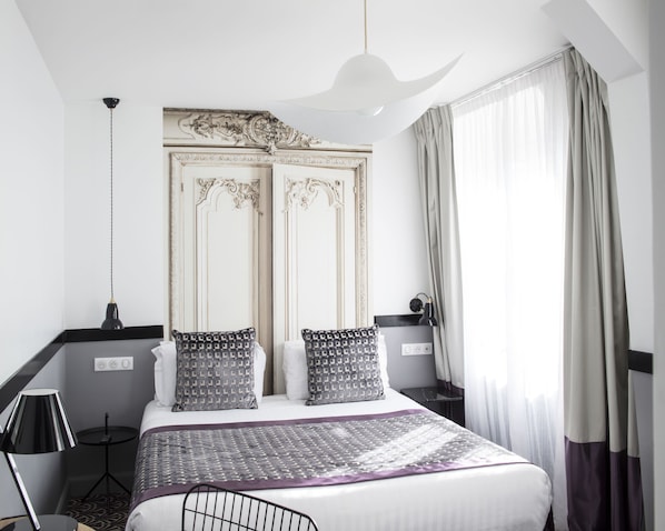 Kahden hengen superior-huone | Ylelliset vuodevaatteet, minibaari, tallelokero huoneessa, työpöytä