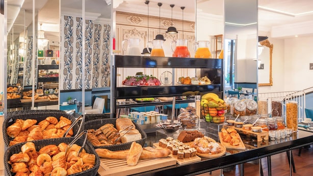 Un buffet proposant une variété de plats et de boissons.