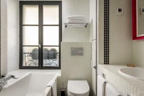 Superior Double or Twin Room | Bathroom | Free toiletries, hair dryer - Hôtel Monceau Elysées (Paris)