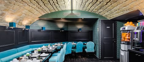 Café da manhã com buffet todos os dias (EUR 17 por pessoa)