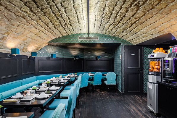 Petit déjeuner buffet (17 EUR par personne)