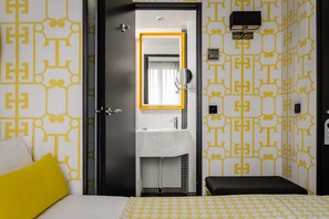Quarto solteiro standard | Frigobar, cofres nos quartos, escrivaninha, quartos à prova de som