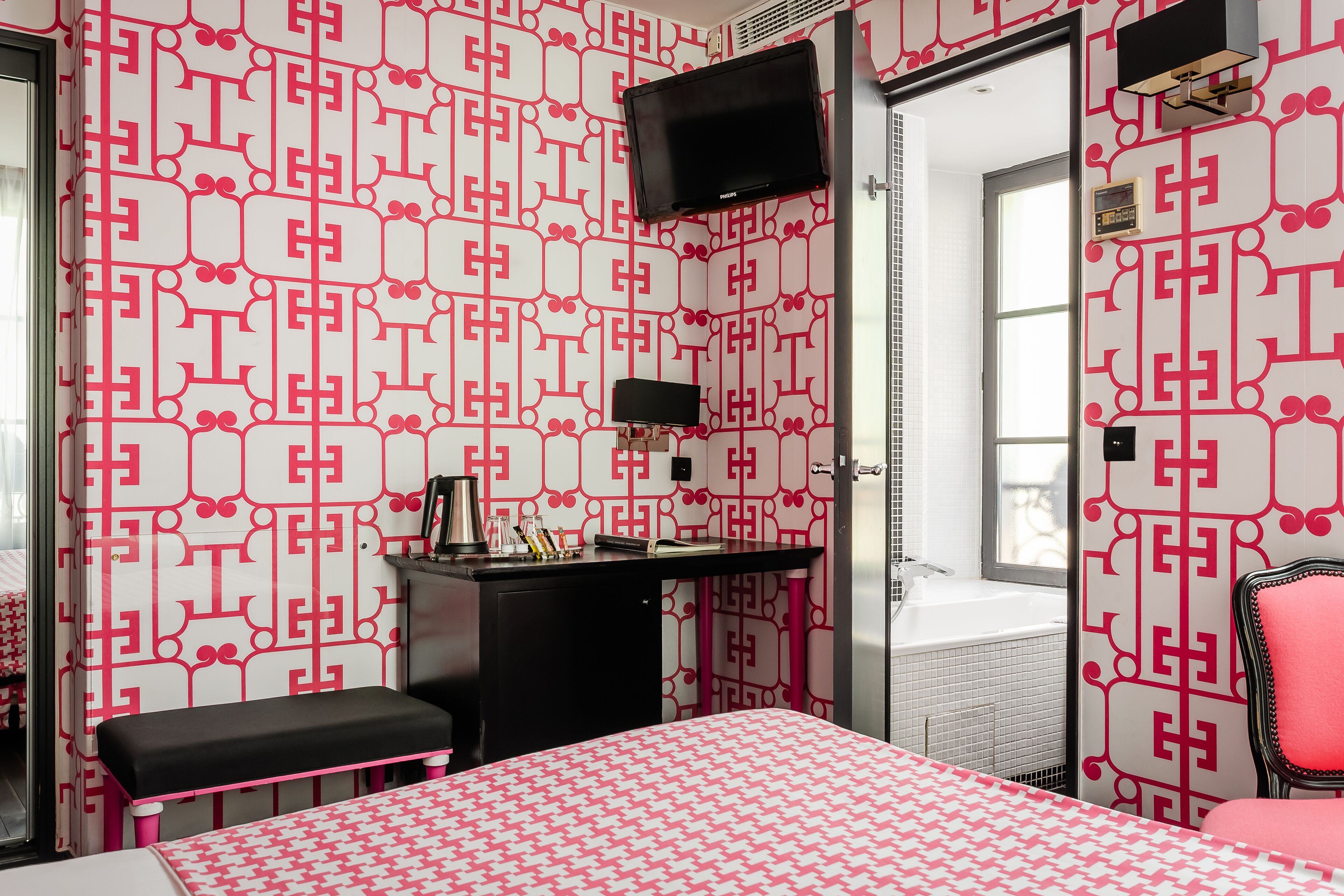 superior double or twin room | minibar, in-room safe, desk, soundproofing