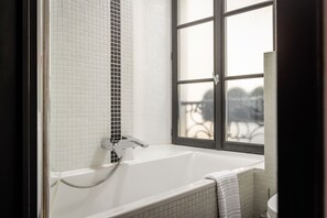 Free toiletries, hair dryer - Hôtel Monceau Elysées (Paris)