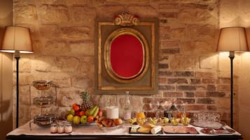Desayuno buffet diario (EUR 20 por persona)