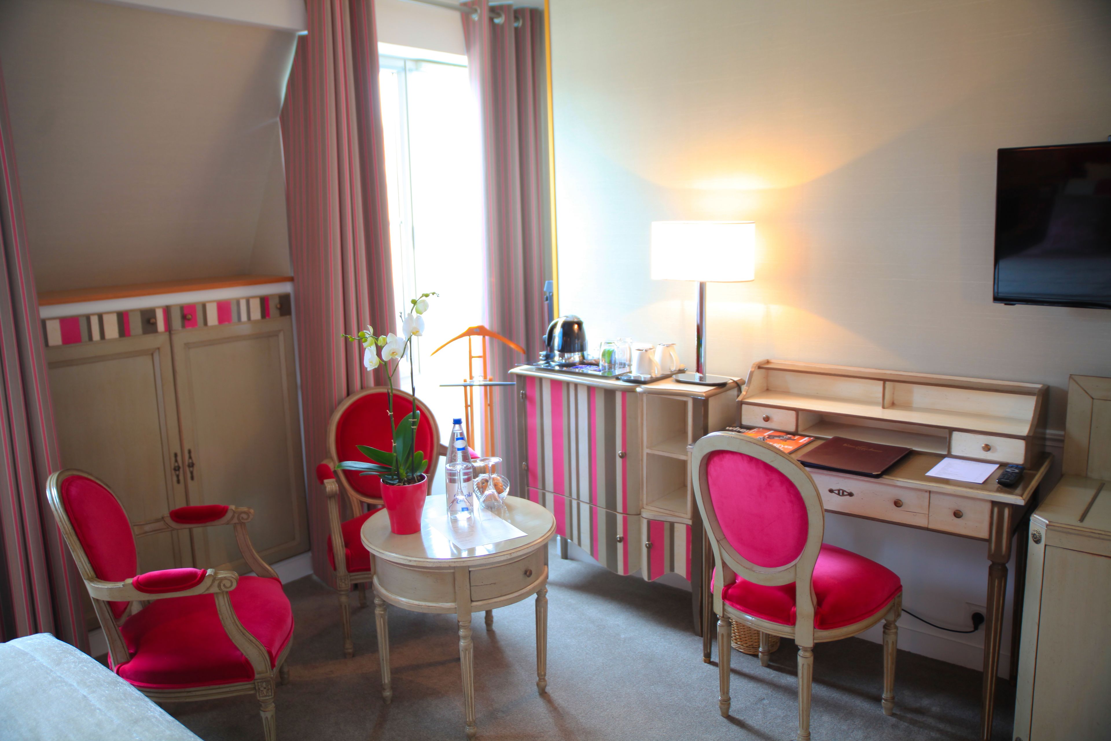 deluxe room | 1 bedroom, premium bedding, pillow-top beds, minibar