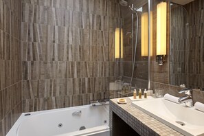 Hydromassagedusche, Designer-Toilettenartikel, Haartrockner, Bademäntel