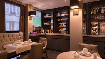 Desayuno buffet (EUR 20 por persona)