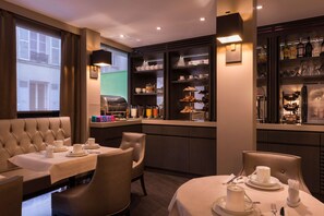 Café da manhã com buffet todos os dias mediante uma taxa
