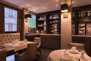 Café da manhã com buffet todos os dias mediante uma taxa