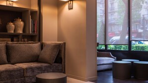Una sala de estar moderna con un sofá, una mesa de centro y una estantería.