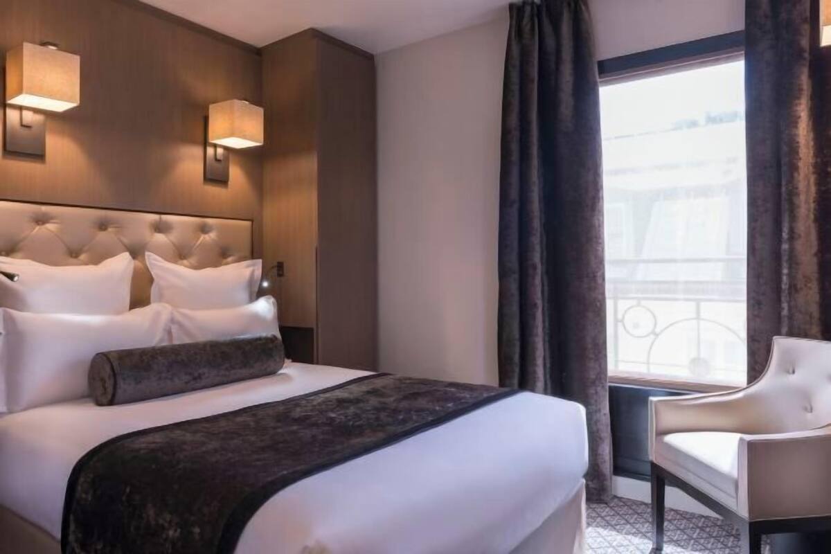Minibar, värdeförvaringsskåp på rummet och skrivbord
