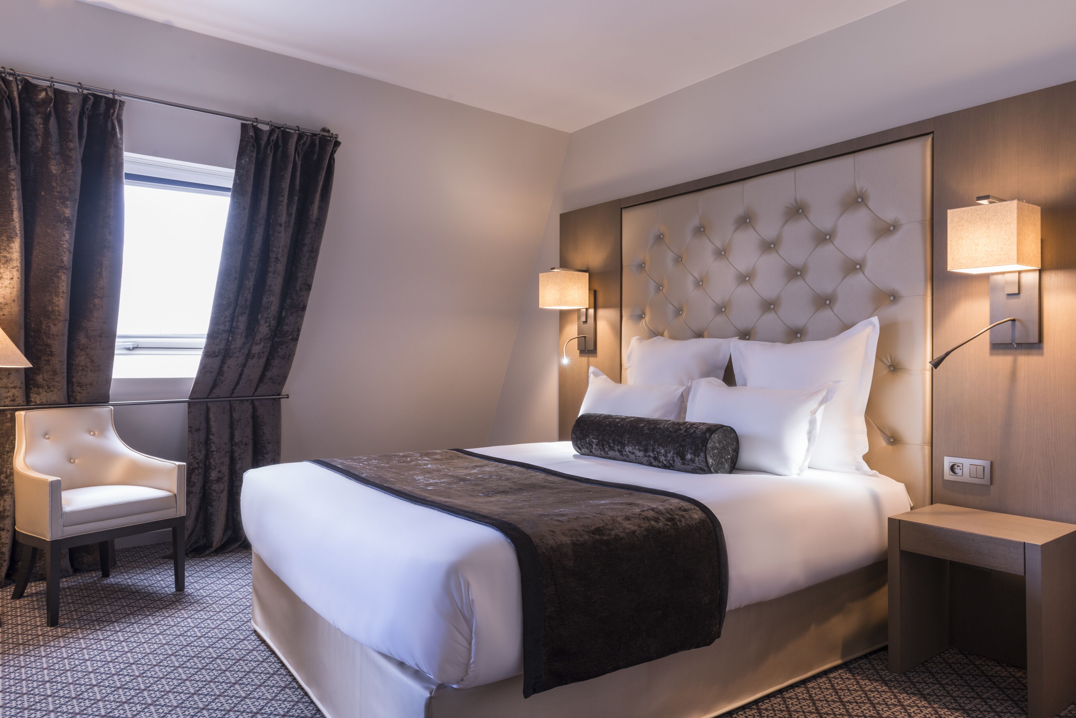 豪華雙人房 | 迷你吧、房內夾萬、書桌、遮光窗簾/窗簾