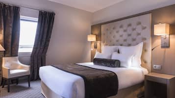 Minibar, caja de seguridad en la habitación y escritorio