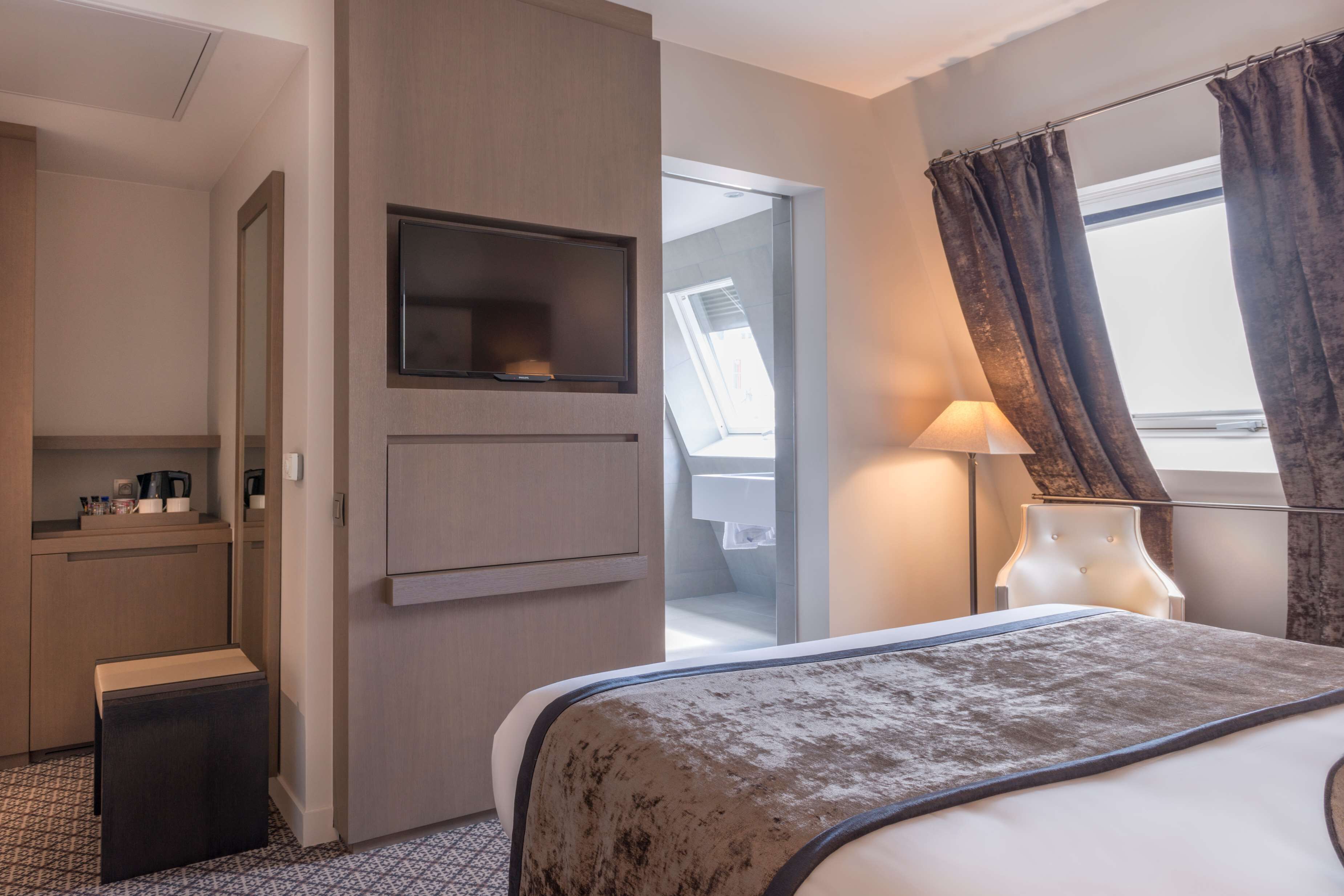 deluxe double room | minibar, in-room safe, desk, blackout curtains