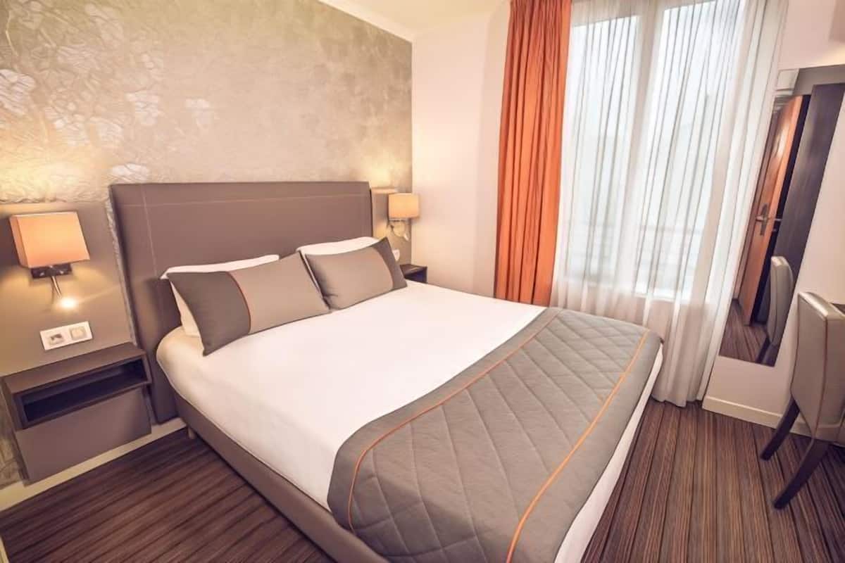 In-room safe, desk, soundproofing, iron/ironing board (on request)