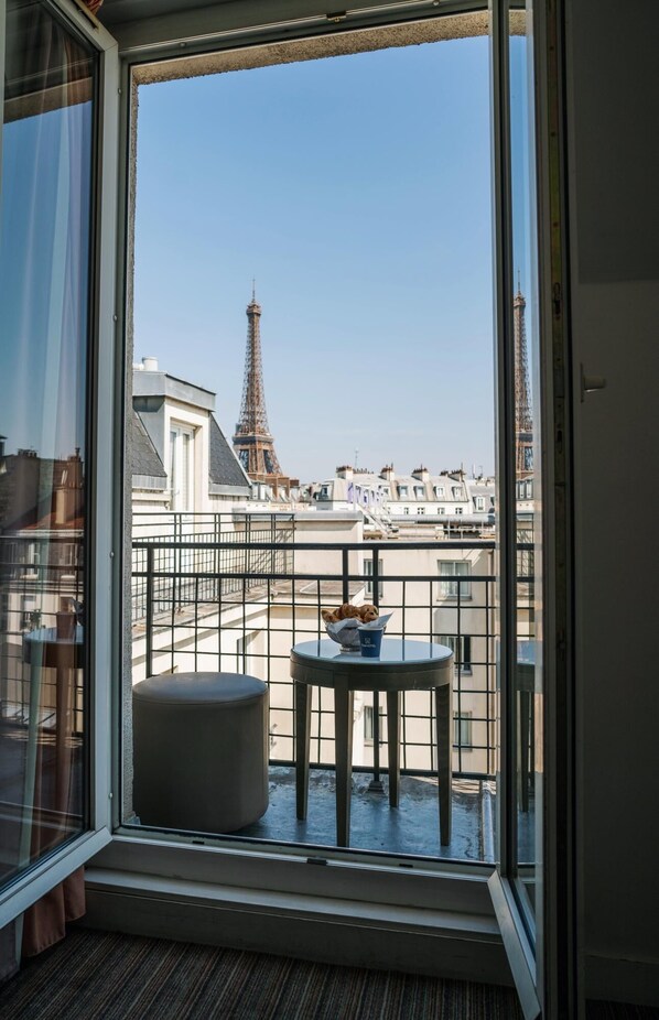 Junior Suite, Eiffel tower view | 1 bedroom, in-room safe, desk, soundproofing
