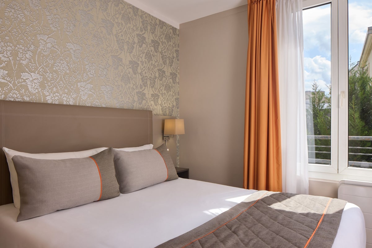 In-room safe, desk, soundproofing, iron/ironing board