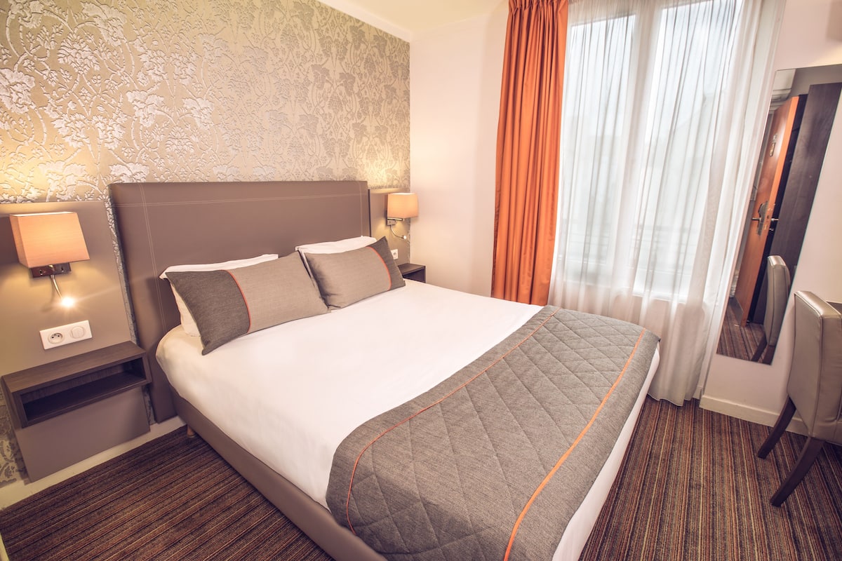 Superior Double Room | In-room safe, desk, soundproofing, iron/ironing board