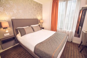 In-room safe, desk, soundproofing, iron/ironing board - Timhotel Tour Eiffel (Paris)