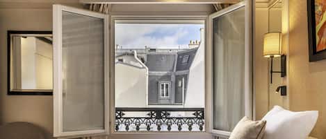 Standard Room, 1 Double Bed | Minibar, in-room safe, desk, soundproofing