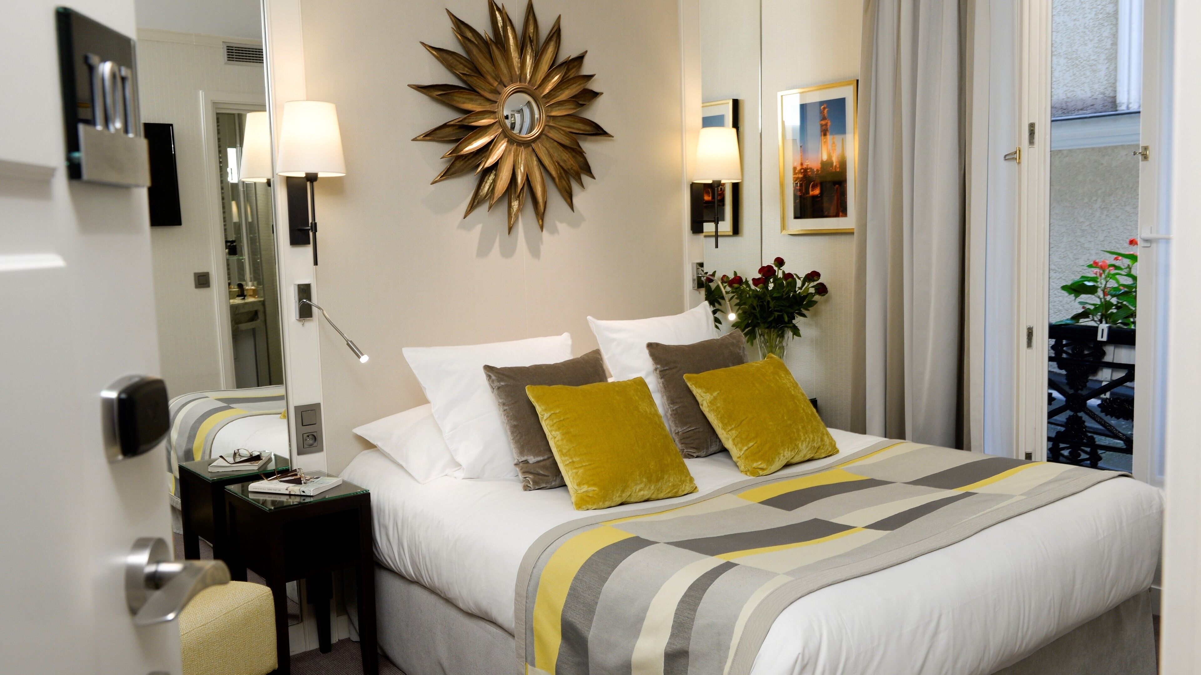 classic room, 1 double bed, non smoking (small room) | minibar, in-room safe, desk, soundproofing