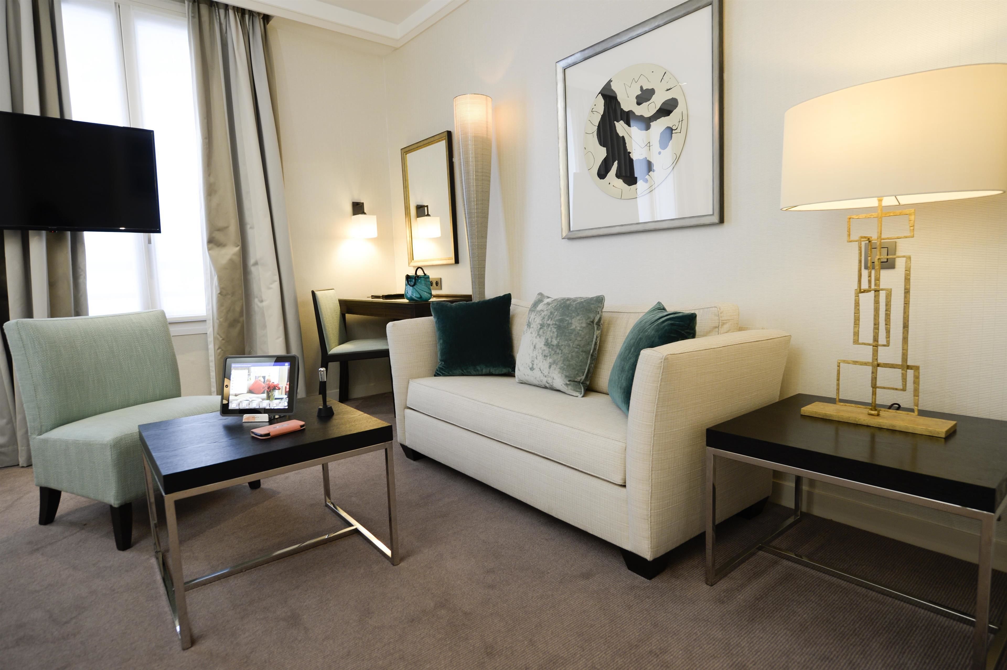 junior suite, 1 king bed | minibar, in-room safe, desk, soundproofing