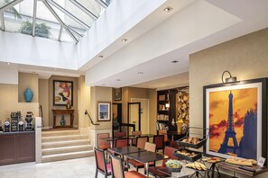 Desayuno buffet (EUR 16 por persona)