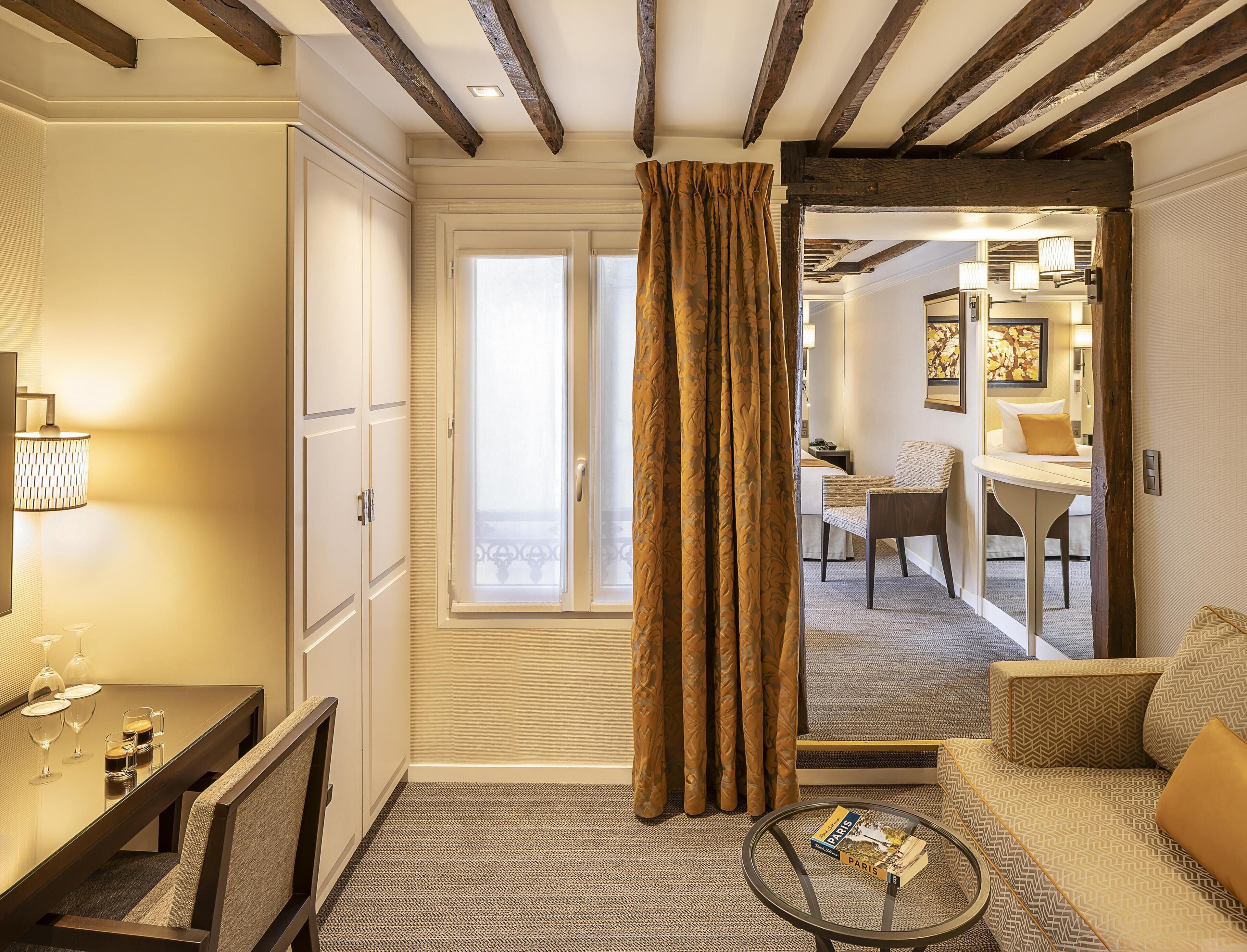 Minibar, caja de seguridad en la habitación y escritorio 