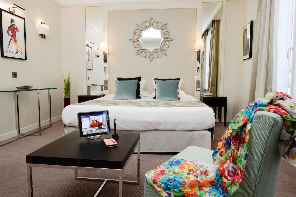 Junior Suite, 1 Katil Raja (King) | Bar mini, peti besi dalam bilik, meja, kalis bunyi