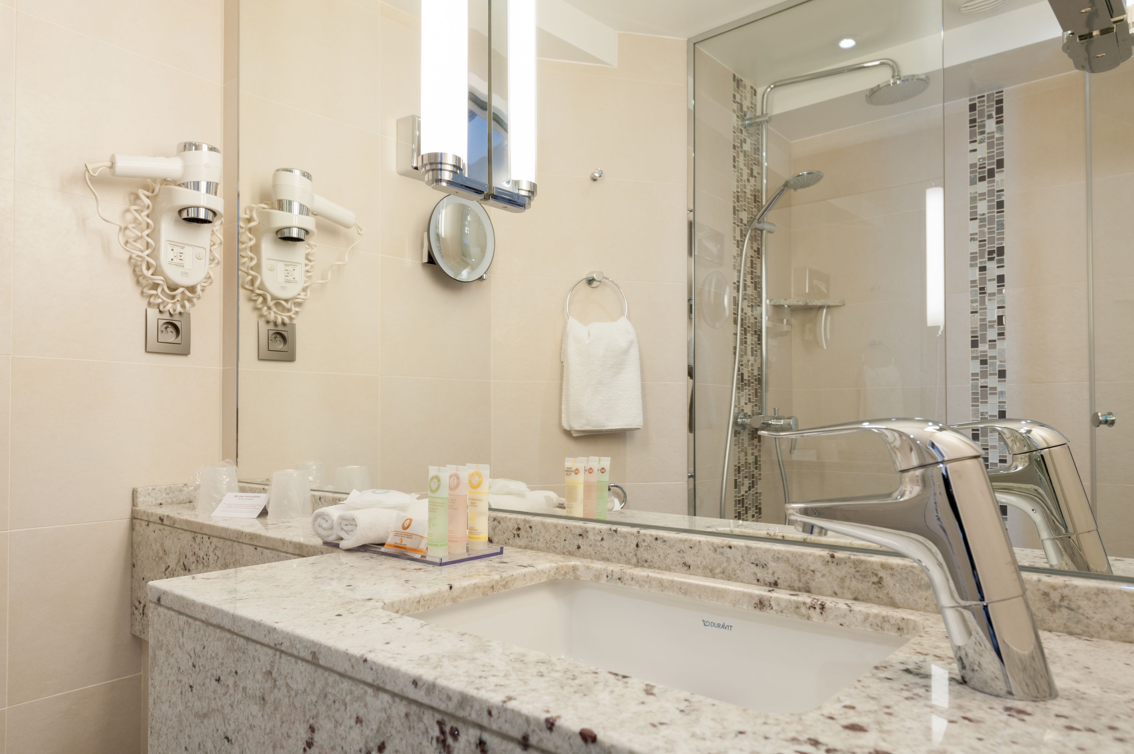 standard room, 1 double bed | bathroom | free toiletries, hair dryer, towels