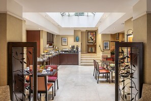 Petit déjeuner buffet servi tous les jours en supplément