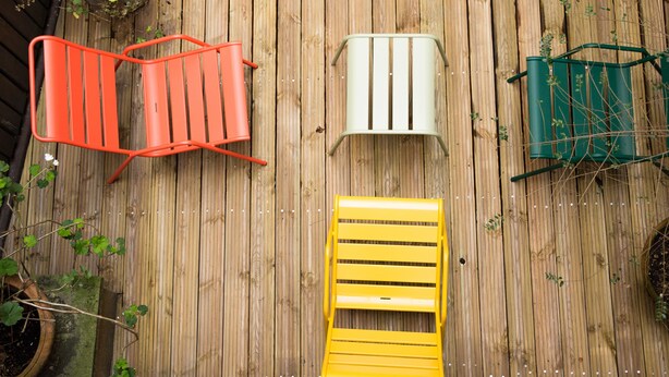 A wooden deck with three metal chairs and a potted plant. - Le Relais Monceau (Paris)
