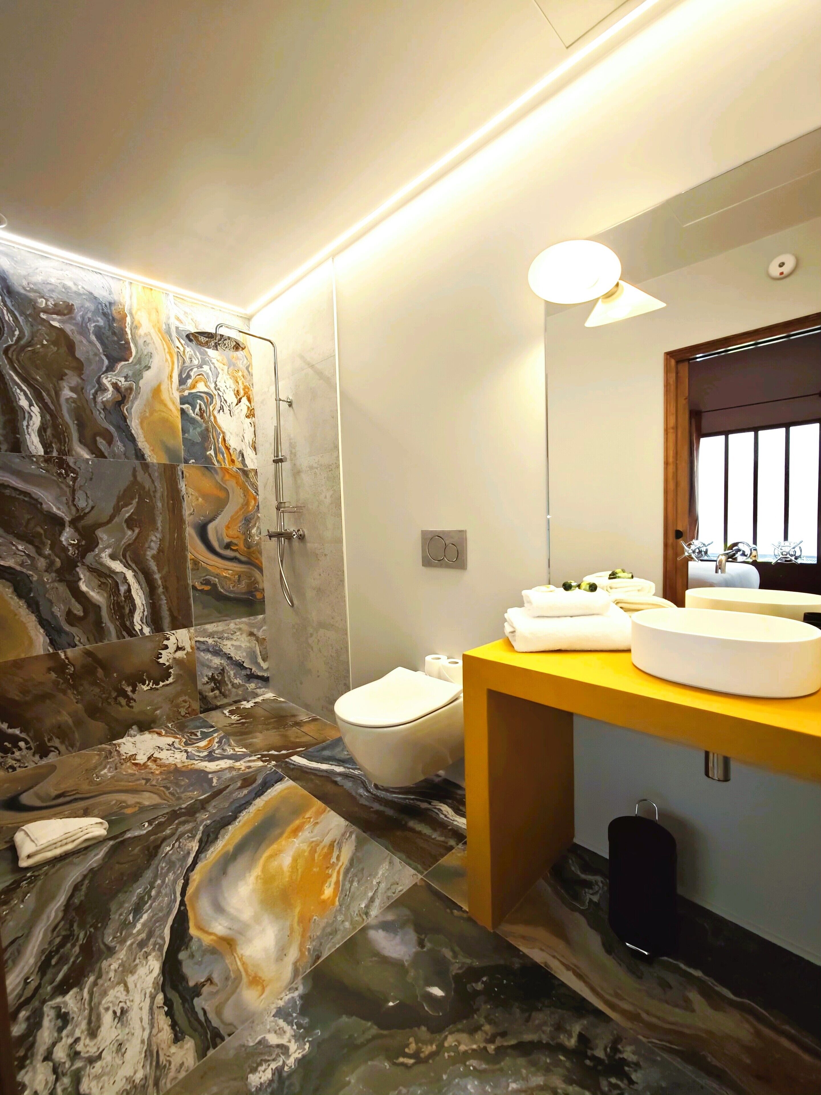 combined shower/bathtub, free toiletries, hair dryer, towels