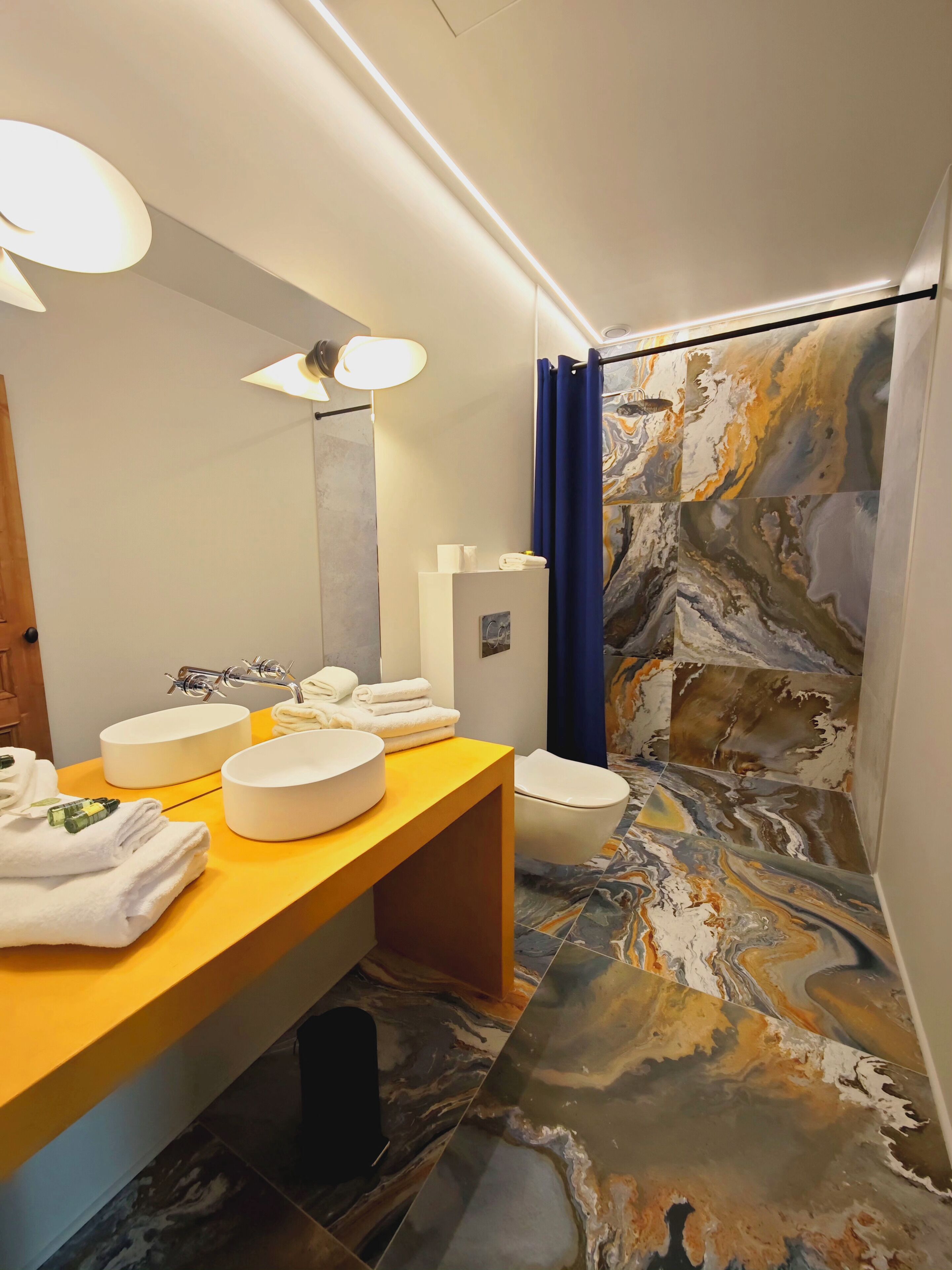 deluxe double room, city view | bathroom | combined shower/bathtub, free toiletries, hair dryer, towels