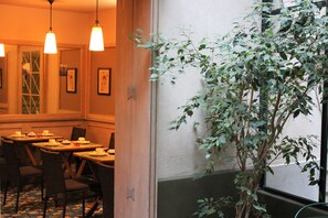 Frokostbuffé hver dag (EUR 19 per person)